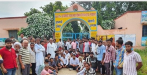सवांसा विद्यालय में शिक्षिका के डेपुटेशन पर ग्रामीणों का हंगामा, गेट पर लगाया ताला, अधिकारियों के आश्वासन पर खत्म हुआ आंदोलन