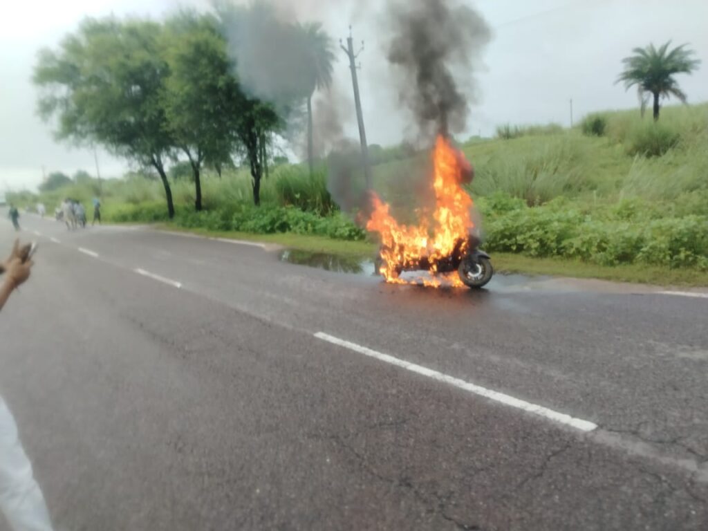 चलते-चलते इलेक्ट्रिक स्कूटी में विस्फोट, टीचर ने कूदकर बचाई जान