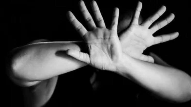 हेडमास्टर की अश्लील हरकत पर फूटा महिलाओं का गुस्सा, चप्पलों से पीटा, कपड़े फाड़े